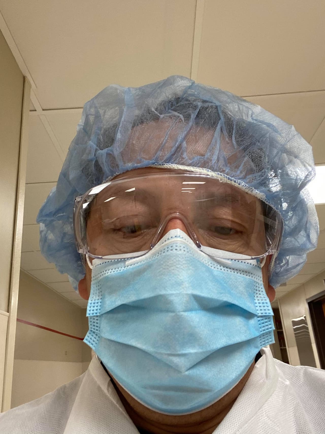 David Reynoso trabaja en el departamento de limpieza del Hospital Central #Dupage. Él y sus compañeros están también en la primera línea de batalla contra el covid-19.