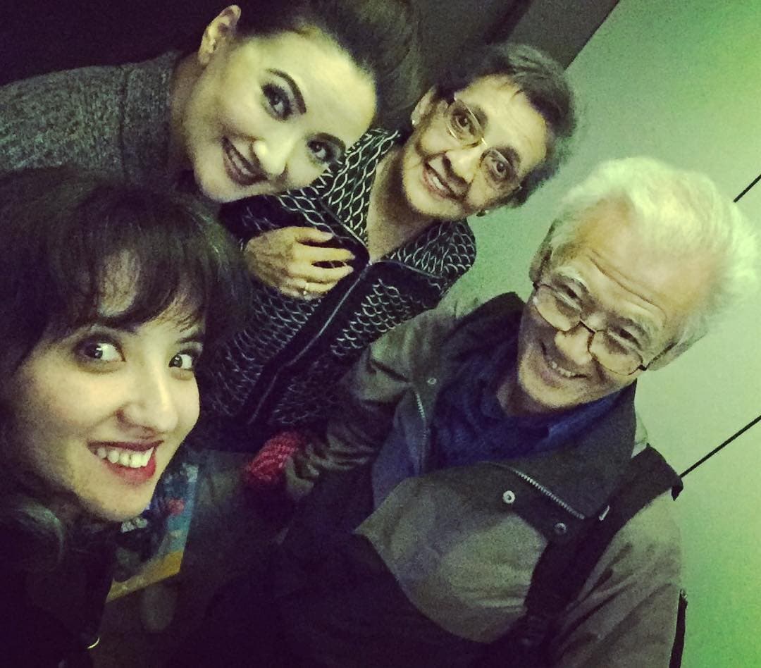 Los padres de Hiromi siempre apoyaron la carrera de su hija y estaban orgullosos de verla triunfar en los escenarios de los teatros mexicanos, además de estar muy ilusionados con la llegada de su primera nieta:a"Ya te esperamos Julieta", son las palabras que acompañan esta fotografía.