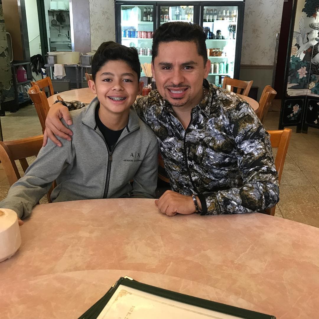 Aunque no se tienen muchos detalles, el cantante estuvo casado con Isabel Hernández quien en el 2015 -tras la demanda de secuestro que enfrentó- le pidió el divorcio y el dinero que por ley le correspondía, después de años de haber estado separados y de que el cantante tuviera ya dos niñas con su prometida Kenia Ontiveros, según publicó La Opinión.