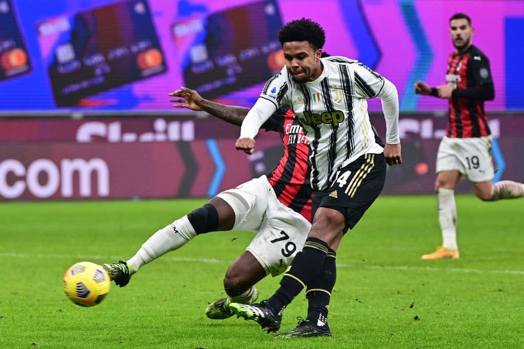 Chiesa (18’) abrió el marcador para Juventus, Calabria (41’) empataba y Chiesa (62’) recuperaba la ventaja. Apareció el estadounidense Weston McKennie (76’) para sellar el tirunfo de los de Pirlo. Juventus llegó a 30 unidades y ya ocupa el cuarto sitio en la competición; Milan se mantiene en la punta con 37.