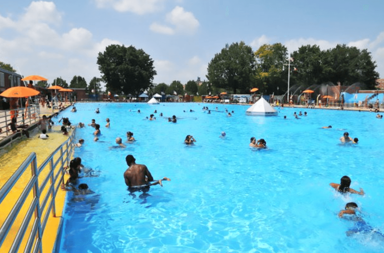 <b>Red Hook Pool </b>
<br>155 Bay St
<br>Brooklyn
<br>Tel. (212) 722-3211
<br>
<br>Si quieres nadar libre de disturbios, la Red Hook Pool tiene programados dos horarios diariamente para eso: de 7 a 8.30 am, y de 7 a 8.30 pm, puedes reservar tu línea de natación,
<b>sin otros nadadores atravesándose</b> en tu camino, y sin niños. Lo mejor de todo: ¡es gratis!
<br>
<br>Como está próxima al parque, aprovecha para practicar otros deportes, como basketball, fútbol o volley ball. También hay un gimnasio, y un parque de juegos infantiles.