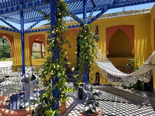 La vivienda, construida en 1970, cuenta con seis habitaciones y cinco baños. En septiembre de 2020 salió por primera vez a la venta por 495,000 dólares. Desde ese tiempo ha reducido su precio paulatinamente tres veces hasta llegar al monto actual.
<br>