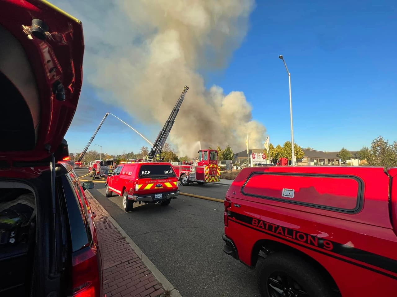 Sin embargo, se informa que ambas vías fueron reabiertas a las 21:30 horas del domingo, una vez que el fuego fue contenido y controlado por completo.