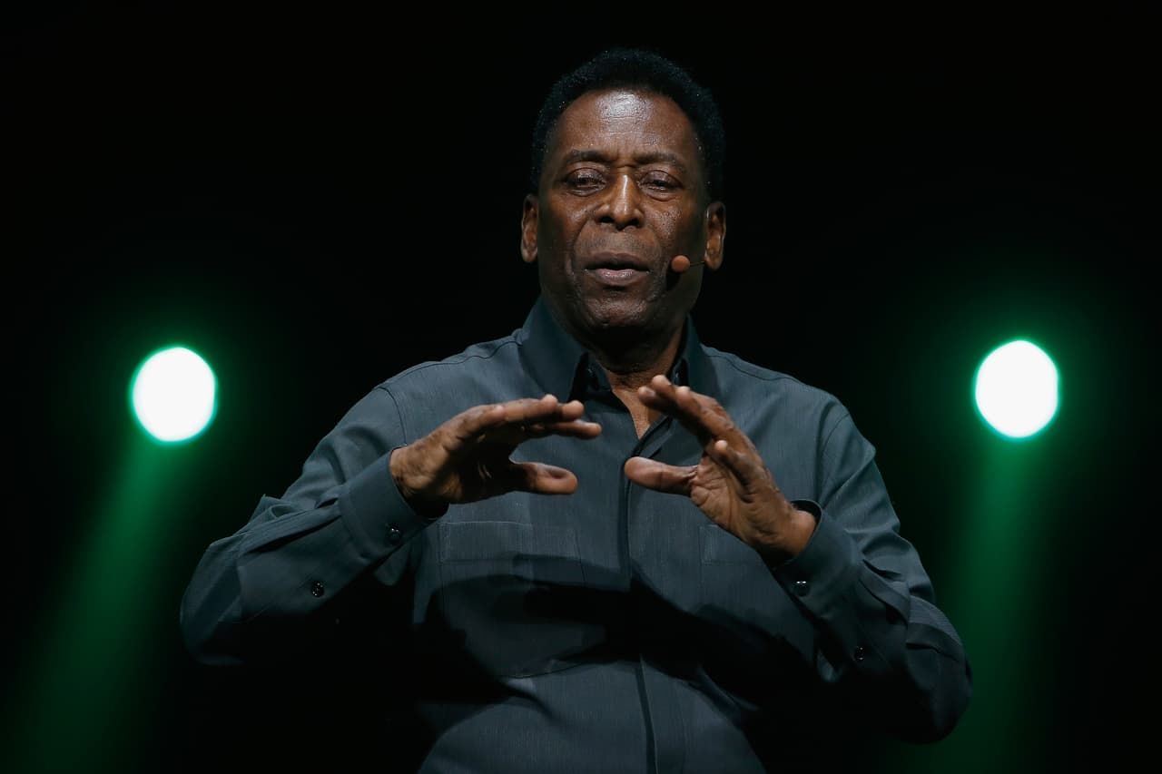 Pelé fue internado en un hospital de Brasil para corregir un problema en la columna