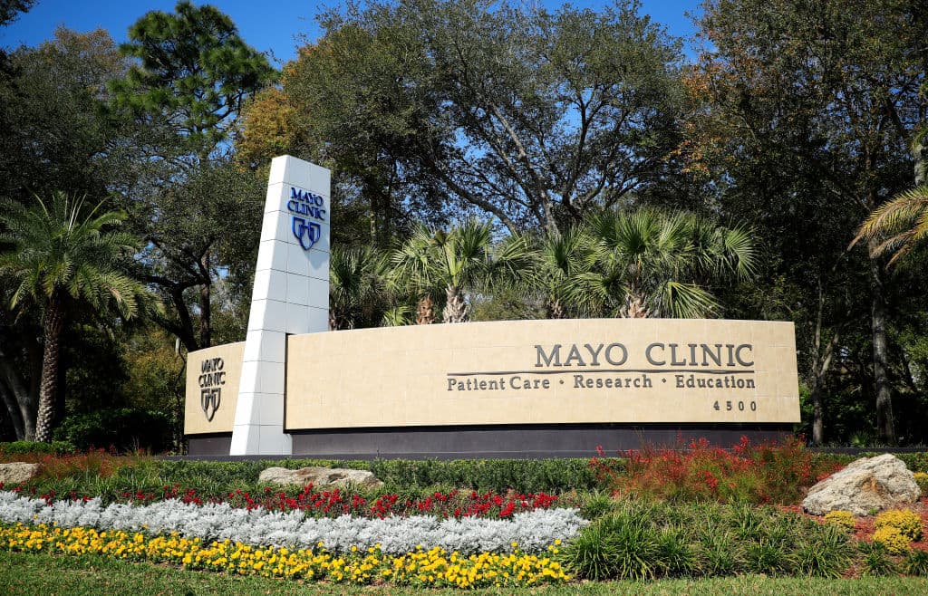 Esta iniciativa la han tomado ya también
<b>importantes redes de hospitales privados </b>como
<a href="https://newsnetwork.mayoclinic.org/discussion/mayo-clinic-announces-next-phase-of-vaccination-requirements-for-covid-19/" target="_blank">Mayo Clinic</a>, que ya anunció que todo su personal tendrá que estar vacunado. Este paso sigue a una petición que hicieron
<b>las 60 principales organizaciones de salud </b>del país, como
<a href="https://www.ama-assn.org/press-center/press-releases/ama-support-covid-19-vaccine-mandates-health-care-workers" target="_blank">la American Medical Association.</a>
<br>