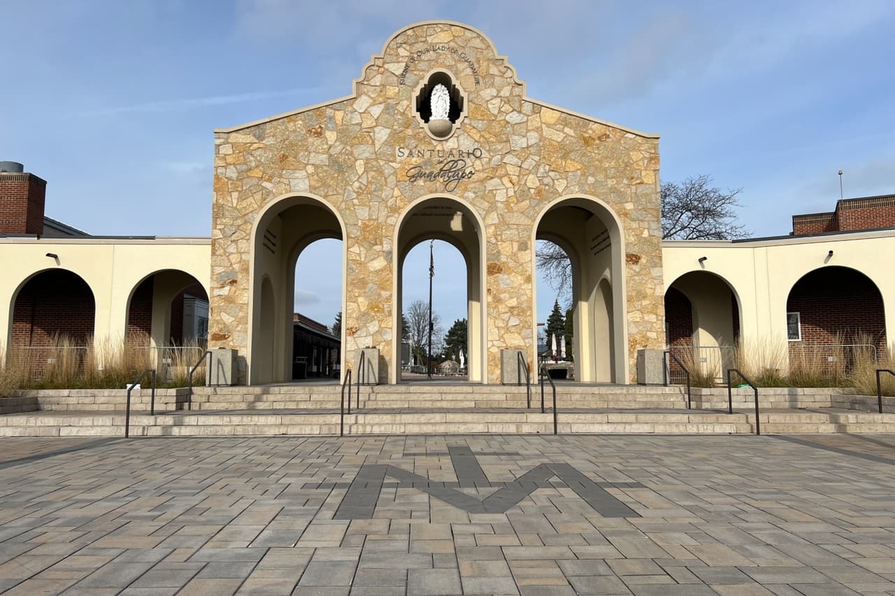 Desde que inicia el mes de diciembre, el
<b> Santuario de Nuestra Señora de Guadalupe</b> recibe a sus primeros peregrinos. El pasado fin de semana una cabalgata con más de 1000 jinetes agradecieron a la Virgen y recibieron su bendición. Asímismo,
<a href="https://www.univision.com/local/chicago-wgbo/alejandra-herrera-santuario-virgen-de-guadalupe-des-plaines-chicago-cancer-sobreviviente-agradecer">una caravana de tráilers </a>s e hizo presente para suplicar por un buen camino mientras viajan en las carreteras de E.U.