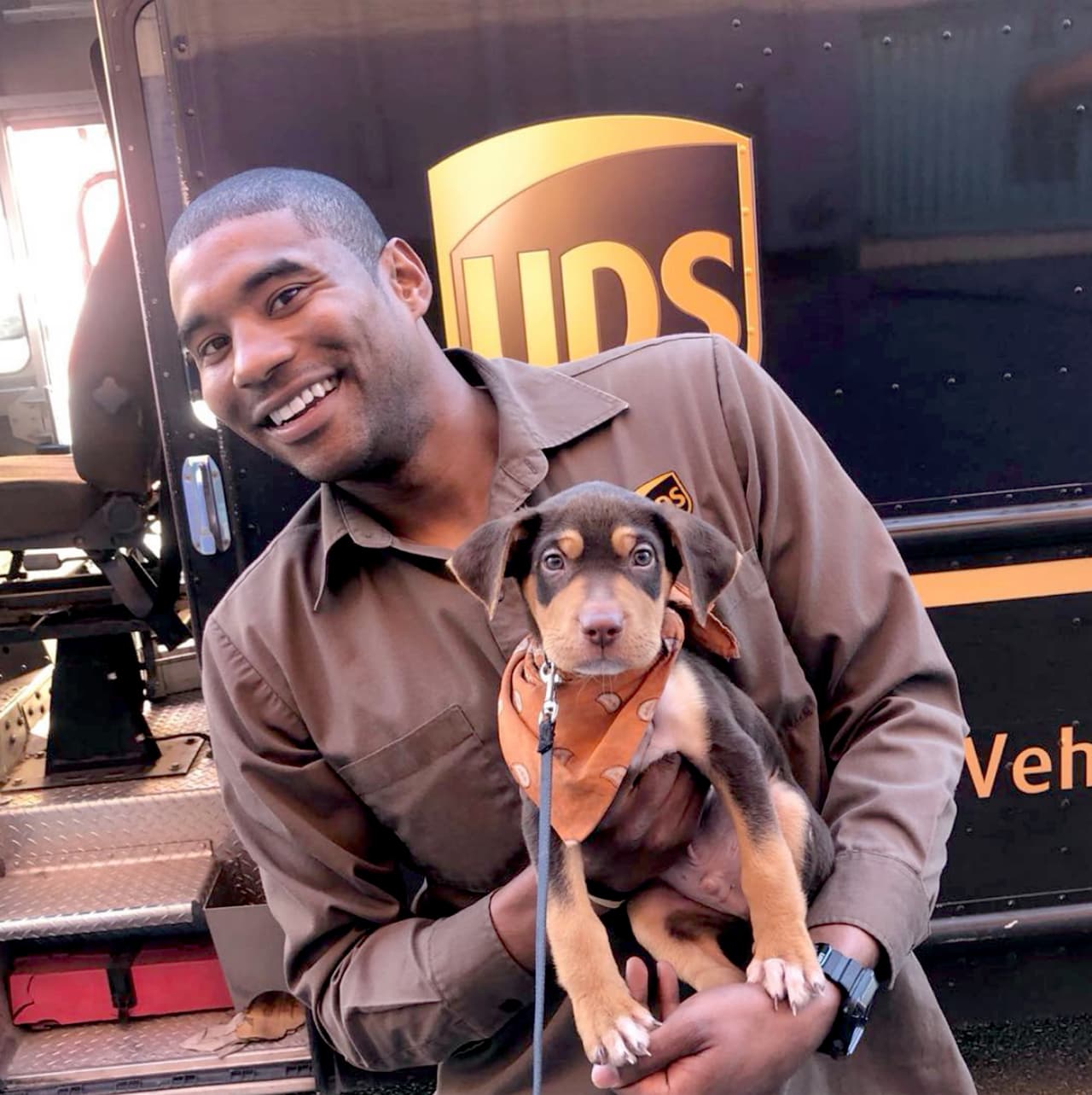 En cada fotografía Hardesty coloca el nombre del perro que posa junto a junto a él y el hashtag #pupsofjay.