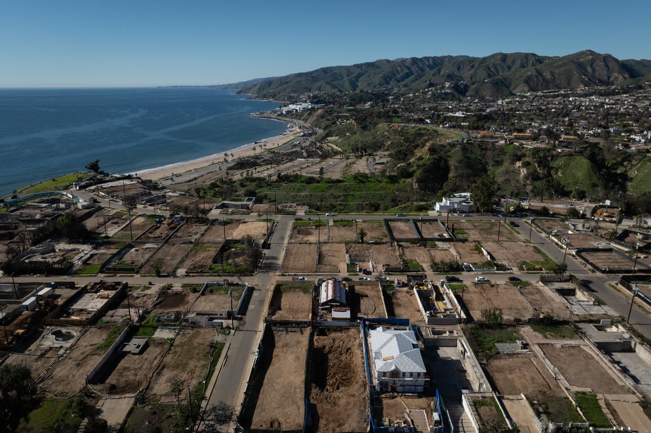 Tras incendios devastadores, Los Ángeles facilitó una parte de la reconstrucción. Hay mucho más por hacer