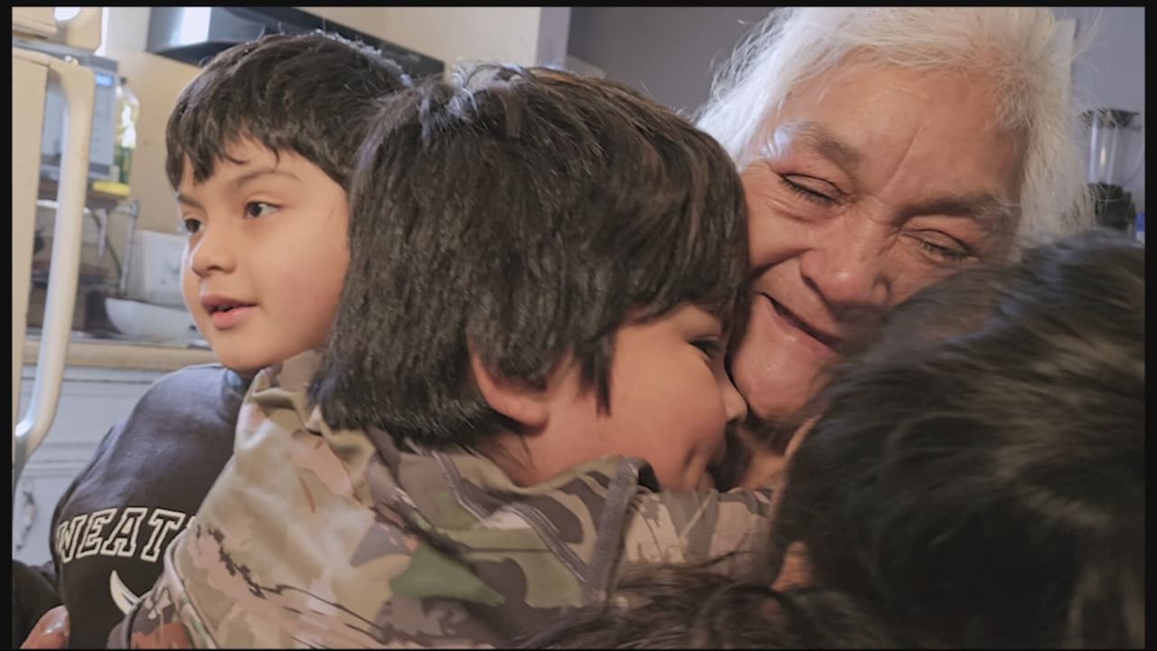 Abuela vive con sus 5 nietos en un garaje: Esta es la historia de María, quien perdió su casa en un incendio en Texas