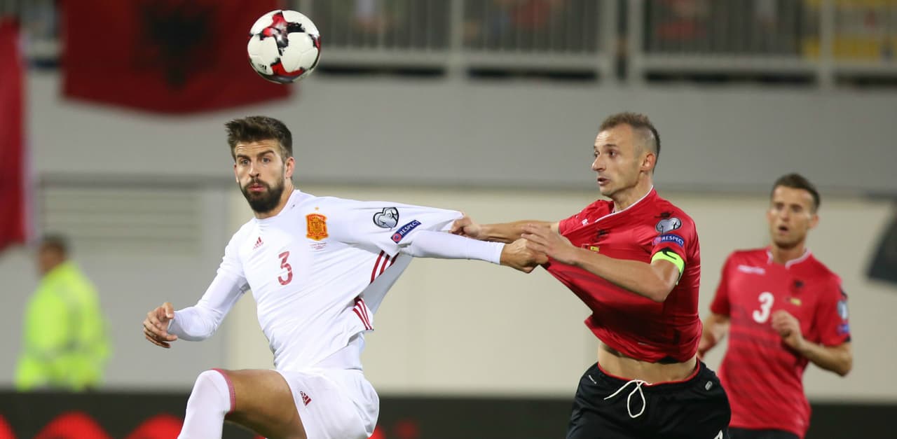 Diario español ofrece disculpas a Piqué en la polémica por las mangas