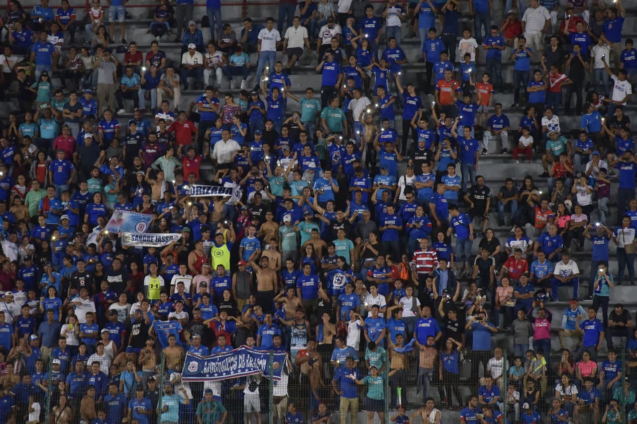 La afición del Cruz Azul se hace presente en el Luis 'Pirata' Fuente.