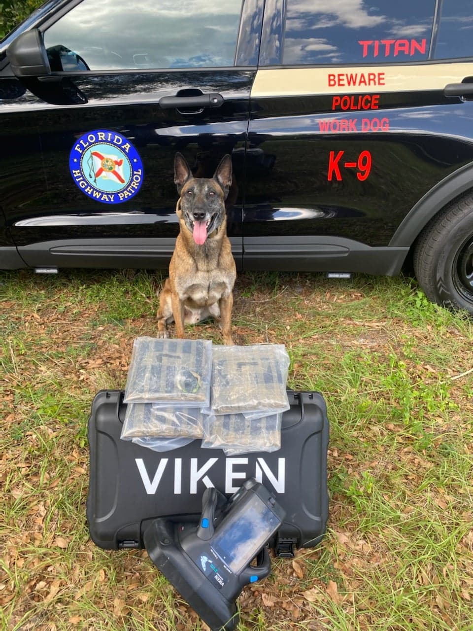 Una unidad K-9 ayudó en las labores para hallar la droga.