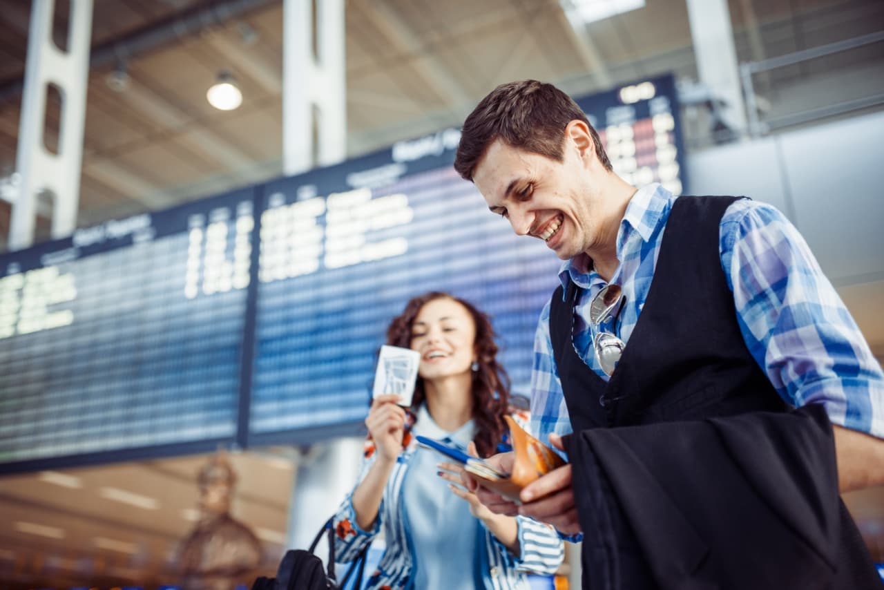 <b>Bromear con el tema de bombas o armas</b>
<br>Hablar de bombas o armas en aeropuertos (y lugares públicos) es de mal gusto; sin embargo, todavía hay personas a quienes se les hace gracioso jugar bromas con el tema. Por ese tipo de actos muchas personas han sido arrestadas por las autoridades del aeropuerto y sujetas a revisión e interrogatorios nada cómodos y, obviamente, han perdido el avión.