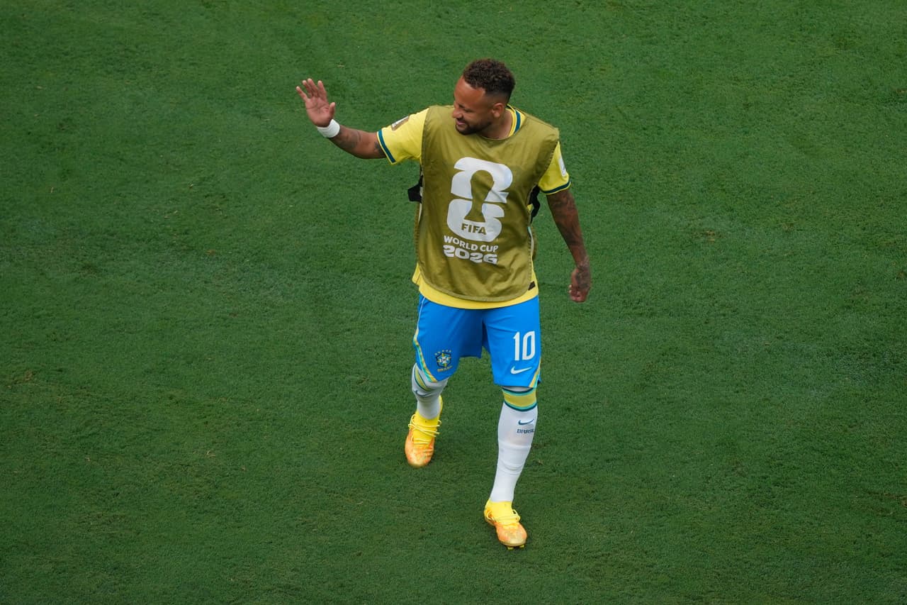 Neymar sale a calentar al campo.