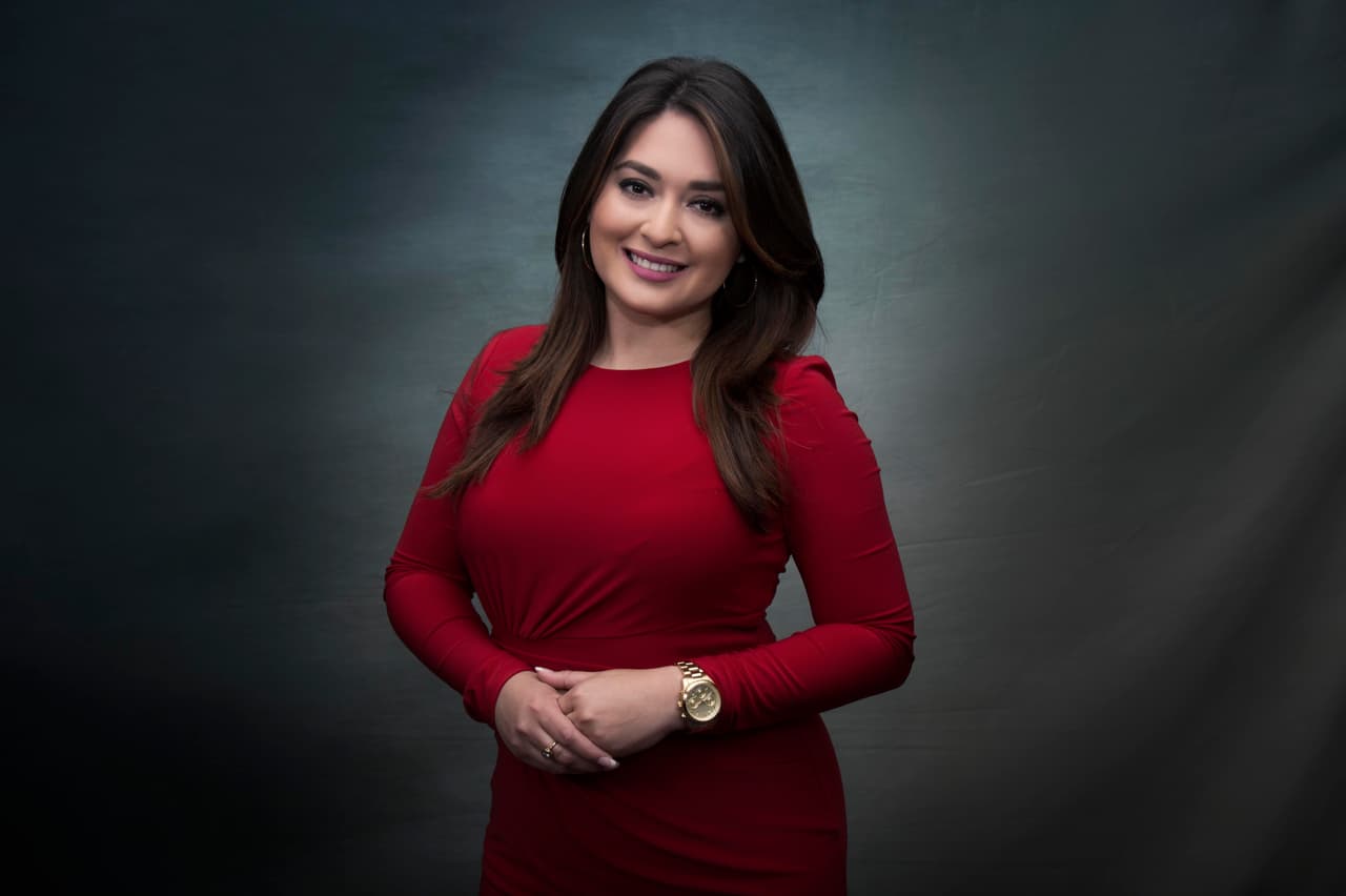 "Nuestros televidentes pueden esperar de Univision Chicago Fin de semana, un equipo profesional, experimentado y comprometido a informar a nuestra comunidad latina de todo lo que acontece", dijo Natalie Pérez, quien es la presentadora de la emisión de sábado y domingo.
<br>