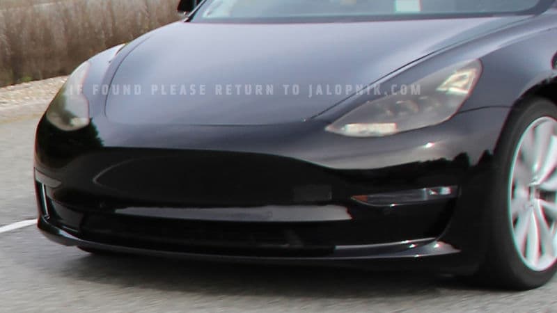 Sin embargo su frontal y su parte trasera muestra contornos mejor acabados y más esculpidos, lo que le da al vehículo e
<b>l aspecto exterior comercialmente viable del que las maquetas carecían</b>.