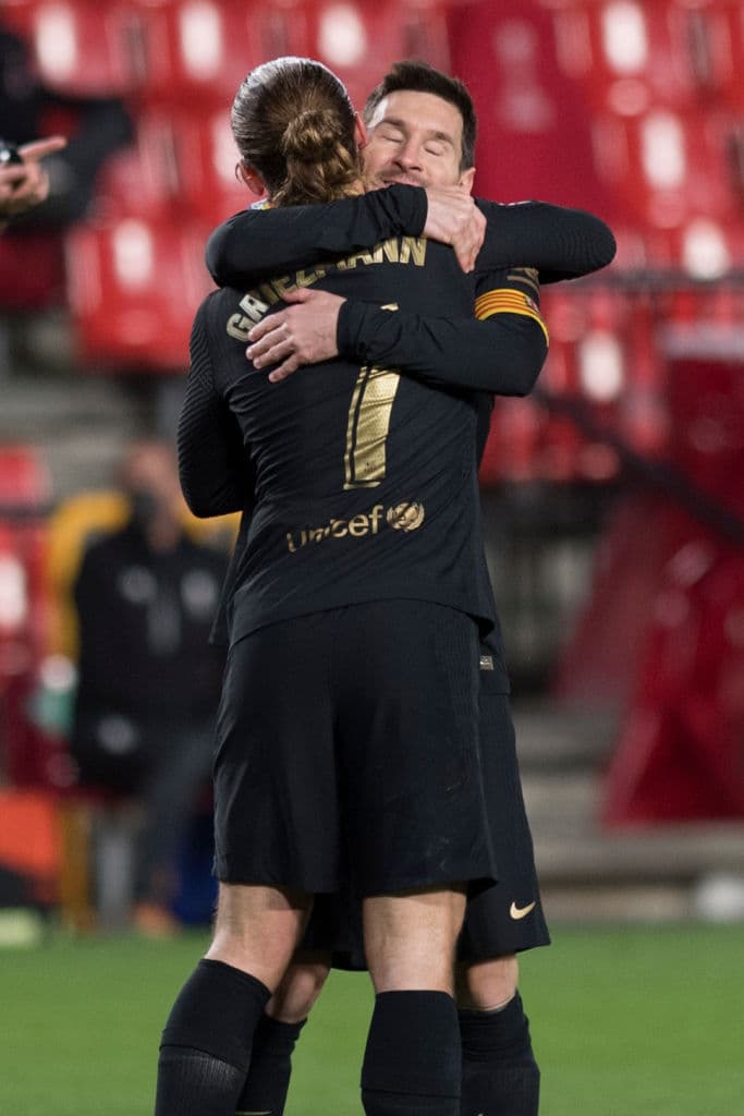 Griezmann abrió el marcador a los 12’; Messi creció la ventaja a los 35’ y al 42’ volvió a marcar para la goleada en Los Cármenes. El doblete del astro francés llegó a los 63’ para sellar el resultado. Los culés llegaron a 34 unidades y se medirán al Elche en la siguiente jornada de La Liga.