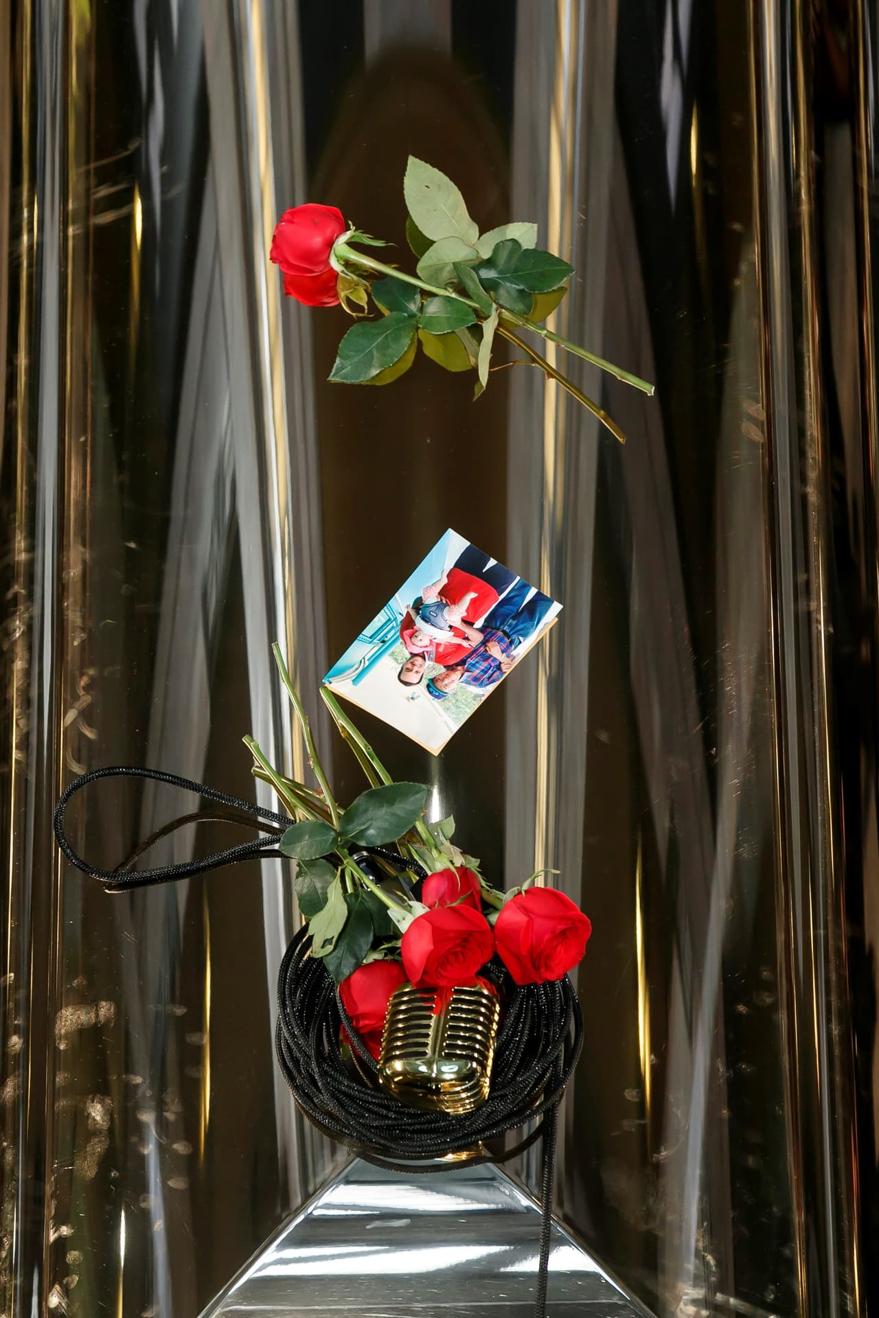 Además, admitió que se impresionó. "La verdad, sentí bien feo porque sí
<b><a href="https://www.univision.com/shows/despierta-america/sacerdote-explica-por-que-consterna-tanto-que-se-dividieran-las-cenizas-de-jose-jose-video">me impactó el hecho que ya (las cenizas) se quedan ahí en un cemento frío</a></b>. Y todo lo que a mí me daba miedo de la muerte antes, que era no la muerte en sí, pero sí la forma como te acabas, enterrada y con cemento y todo. Ay, me impactó, la verdad que sí", soltó.