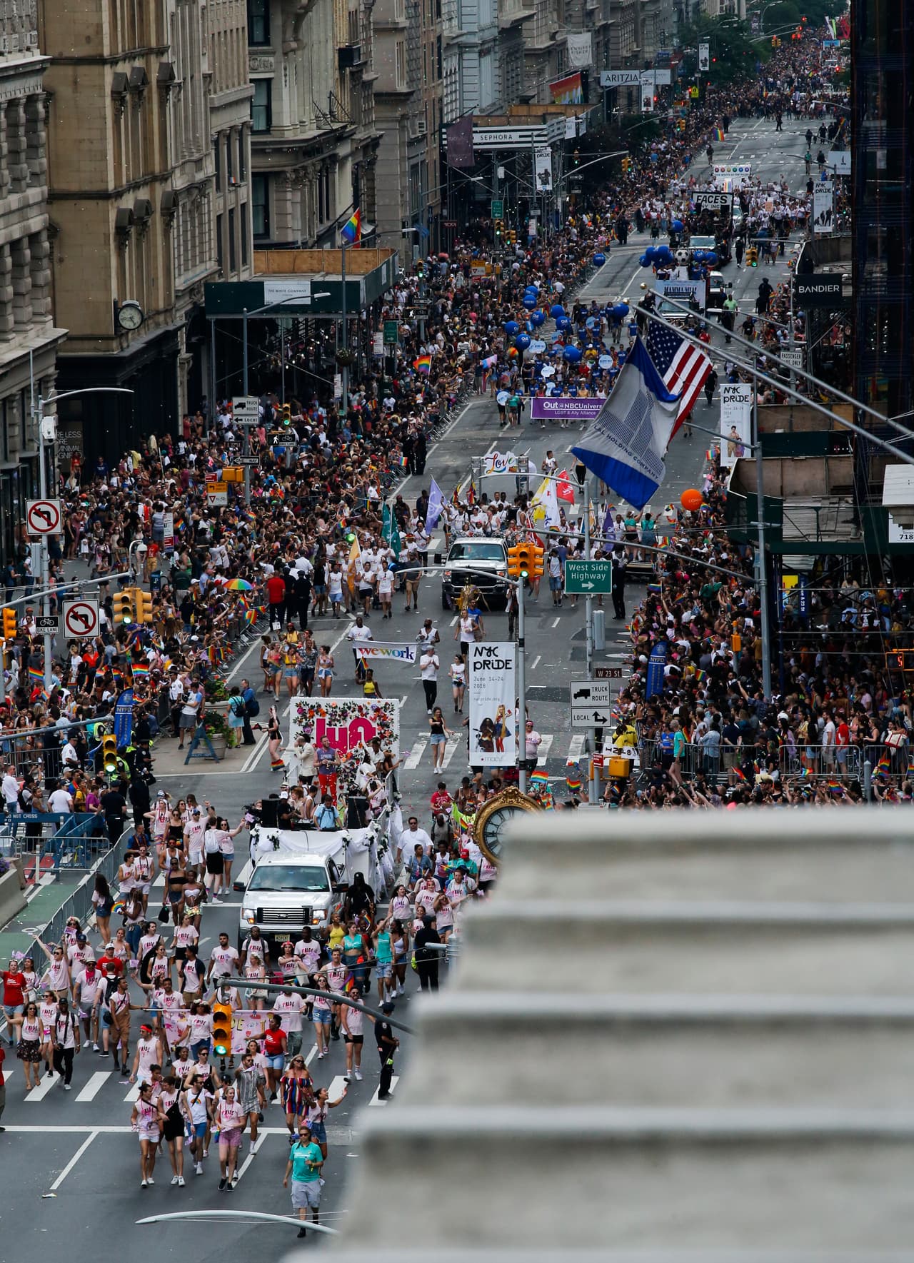 La versión 49 del desfile anual del orgullo gay se realizó a lo largo de Midtown y Greenwich Village.