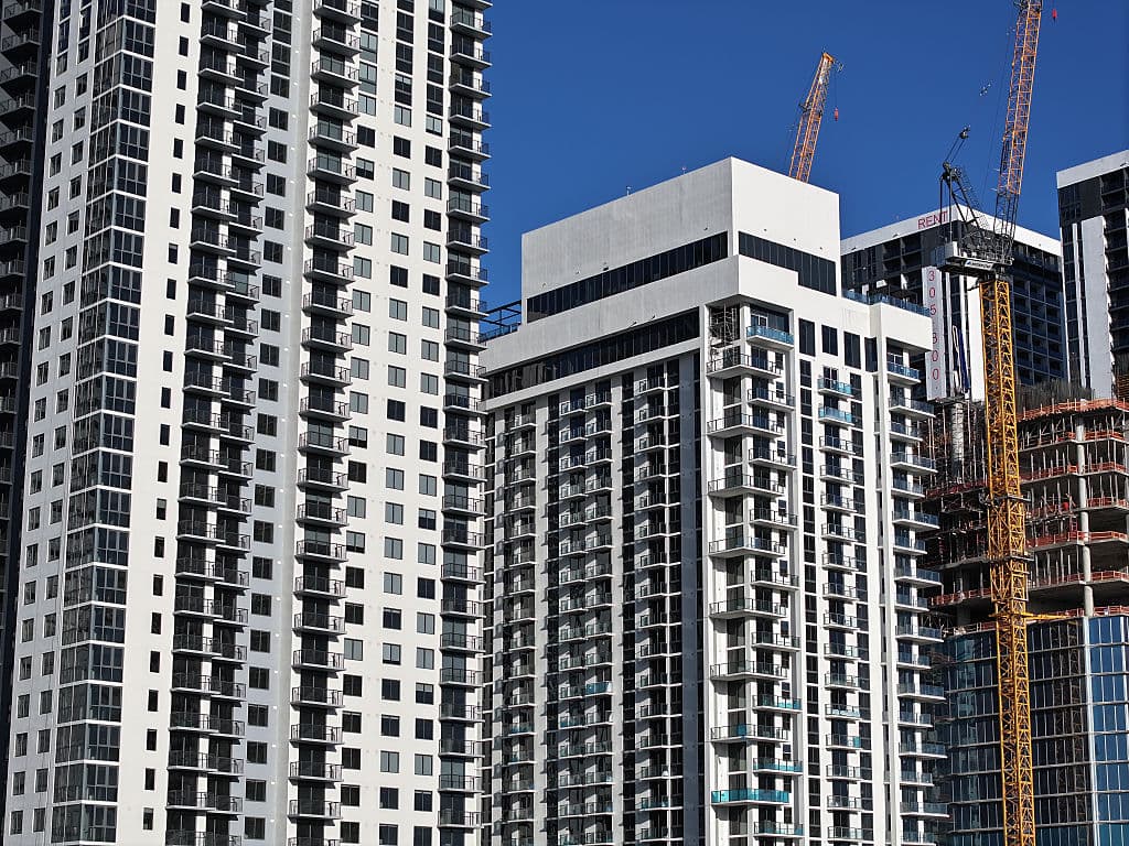 Algunos expertos señalan que la
<a href="https://www.univision.com/local/miami-wltv/millones-de-inmigrantes-no-tendran-derecho-a-una-audiencia-de-fianza-segun-documento-interno-de-ice-video" target="_blank">incertidumbre que viven algunos residentes Miami-Dade y Broward debido a las medidas migratorias</a> de la administración del presidente Donald Trump afectan el mercado.