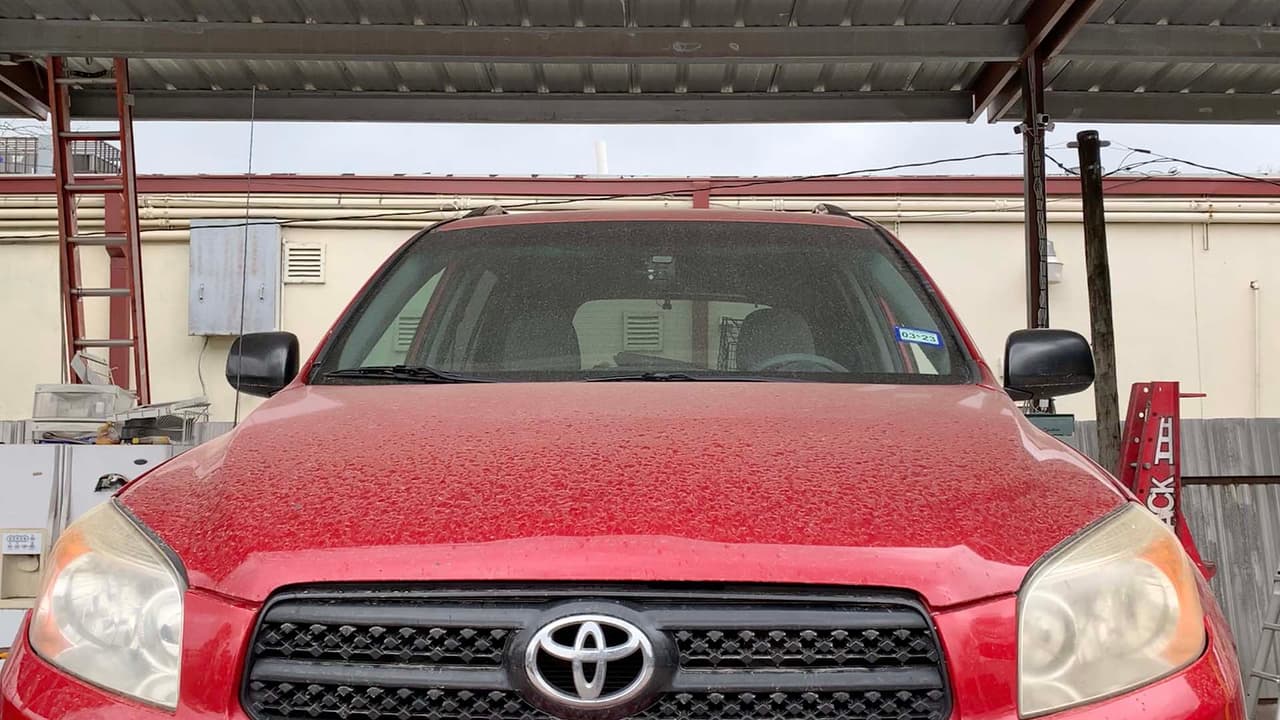 Si sale humo blanco del escape, eso significa que le está entrando agua, y si el humo es negro podría ser que
<b>está quemando aceite del motor</b> por lo que no es recomendable comprar ese automóvil.