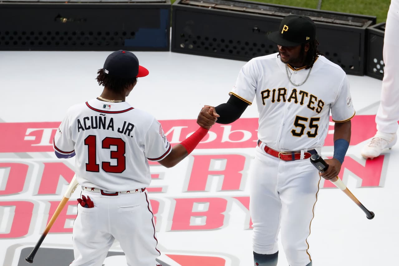 Ronald Acuña Jr., de los Atlanta Braves, y Josh Bell, de los Pittsburgh Pirates, eran presentados en Progressive Field.