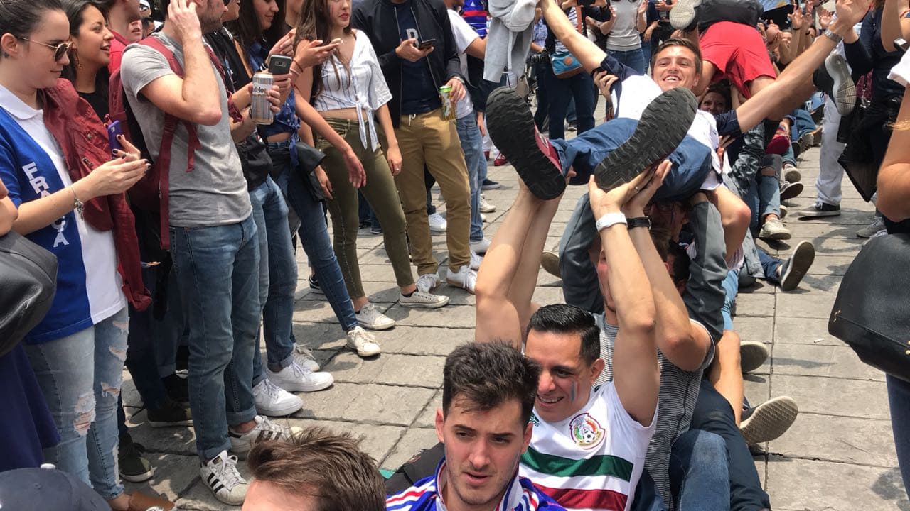 Algunos fueron levantados como si fueran el propio trofeo de campeón.
