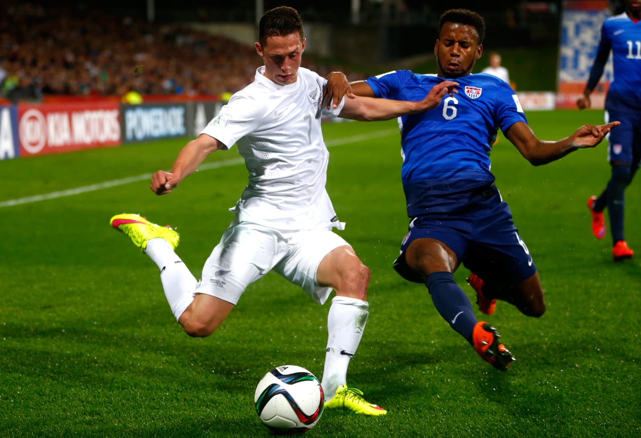 Acosta era ya un jugador profesional a la edad de 16 años. Fue el jugador de campo más joven en el equipo de Estados Unidos en la Copa Mundial Sub-20 del año 2015 y ha jugado más minutos que cualquier otro adolescente en la historia del FC Dallas. Impresionante, ¿no?