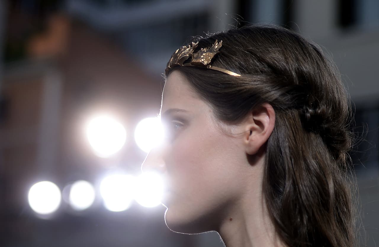 Las tiaras sobre los peinados semi recogidos no se hicieron de esperar. Es una tendencia en incremento en las pasarelas.