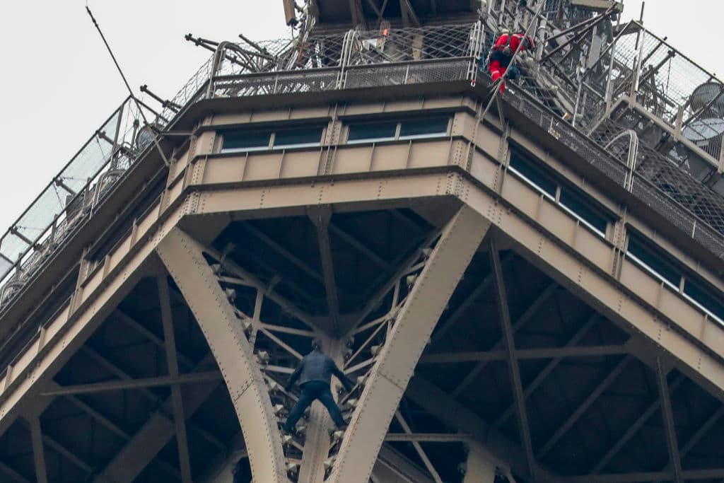 El hombre que escaló la Torre Eiffel está internado en una unidad psiquiátrica