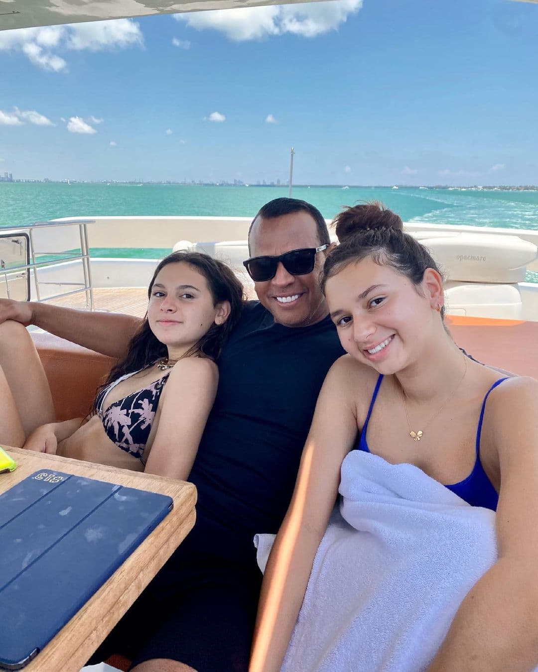 La fuente que habló con el medio de comunicación añadió que "ahora que JLo ha salido de la 'película'", Scurtis ha pasado más tiempo con sus hijas y su ex.