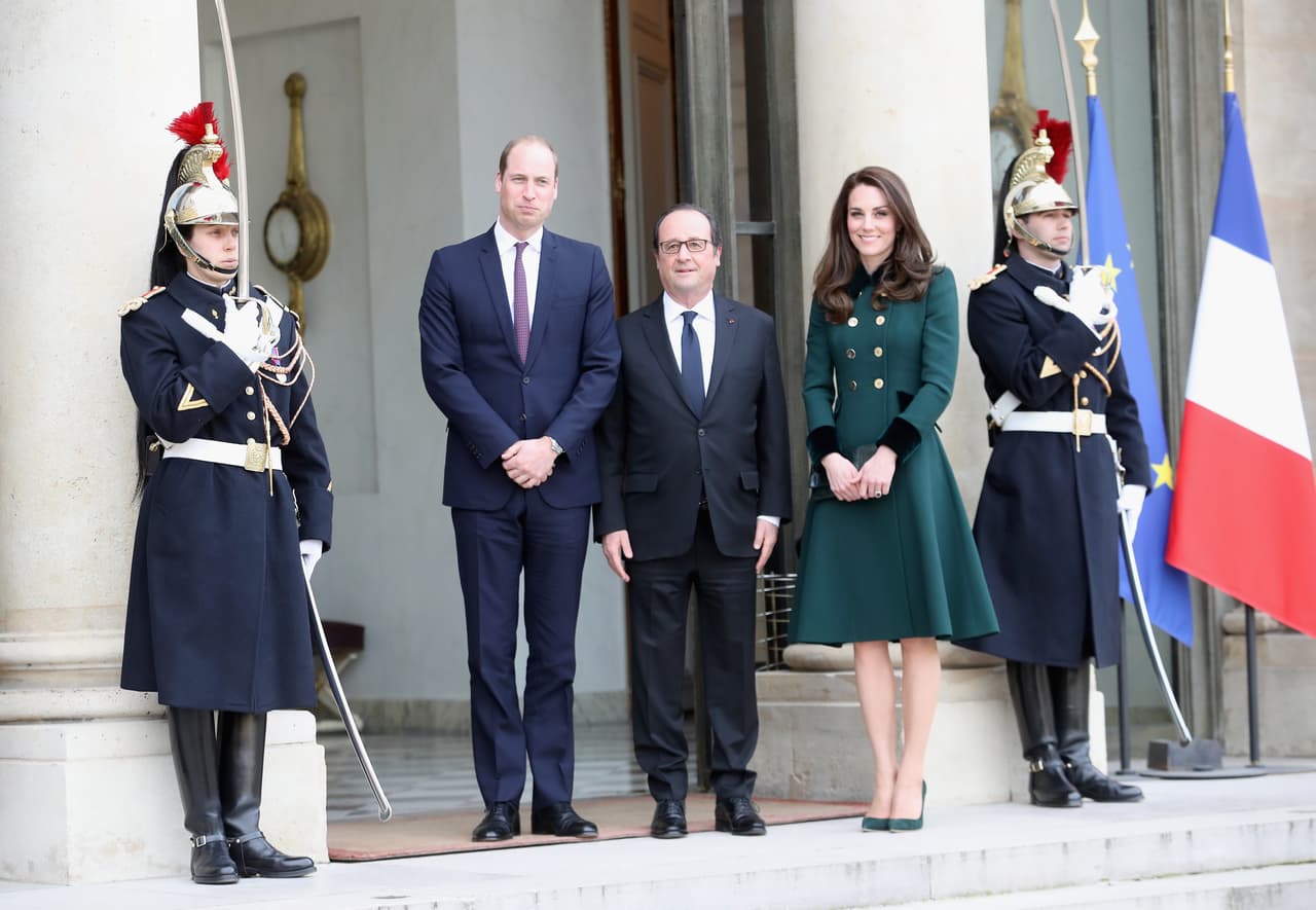 <b>Kate: Día 1. Encuentro con el presidente de Francia</b>
<br>Para el encuentro con el presidente francés Francois Hollande en el Palacio del Elíseo, la duquesa de Cambridge usó un abrigo verde hecho a la medida de Catherine Walker ($4,000 aprox) con detalles en terciopelo negro en el cuello, puños y bolsillos.
<br>