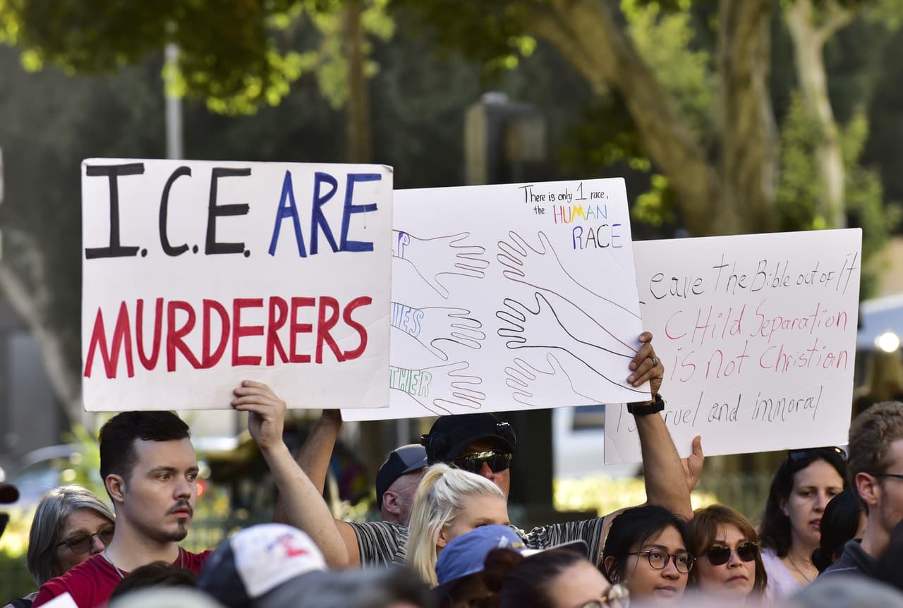 "Ice son asesinos", decía en otro de los mensajes levantados por los manifestantes.