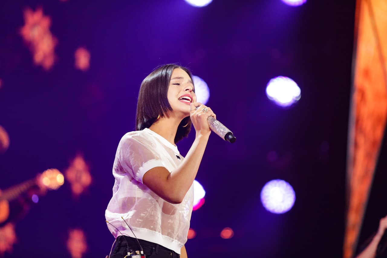 La potente voz de Ángela Aguilar resonó en el Wastco Center de Miami. Solo fue necesario ensayar dos veces su intervención para que quedara lista.