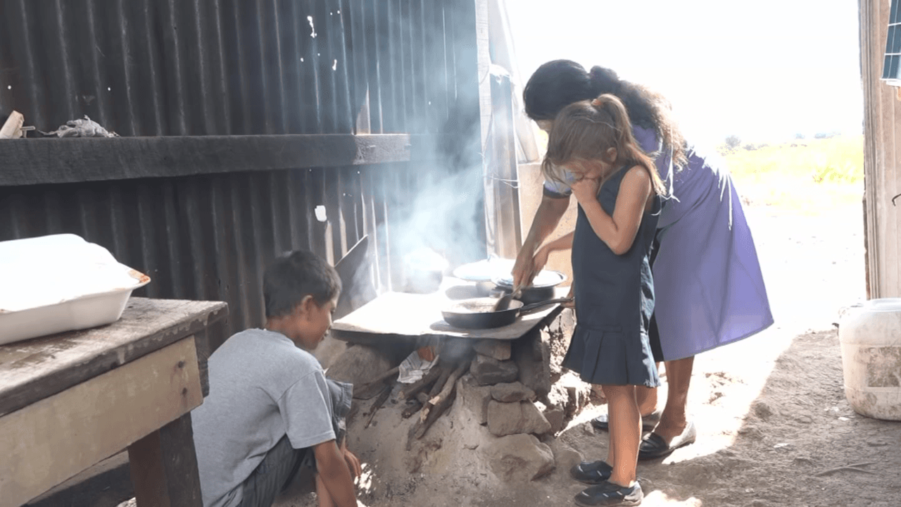 "Hasta las camas se mojan por la lluvia": el sueño de estos niños es una casa para sus abuelitos