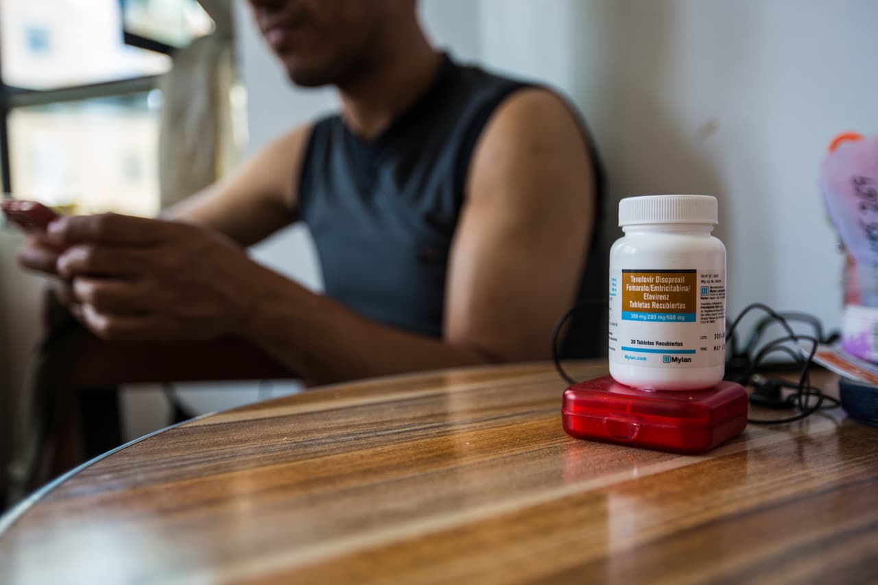 El desabastecimiento de antirretrovirales en Venezuela ronda el 90%, lo que significa una sentencia de muerte para los venezolanos con esta condición. Al llegar a Perú, Alfonzo consiguió su tratamiento.