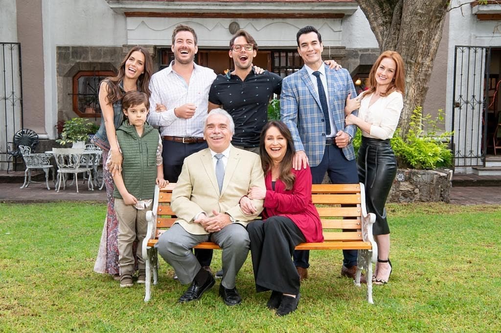 A finales de octubre se dio a conocer que la producción de Vencer el Desamor había detenido las grabaciones de la telenovela después de informar que alguien del elenco se había contagiado de covid-19.