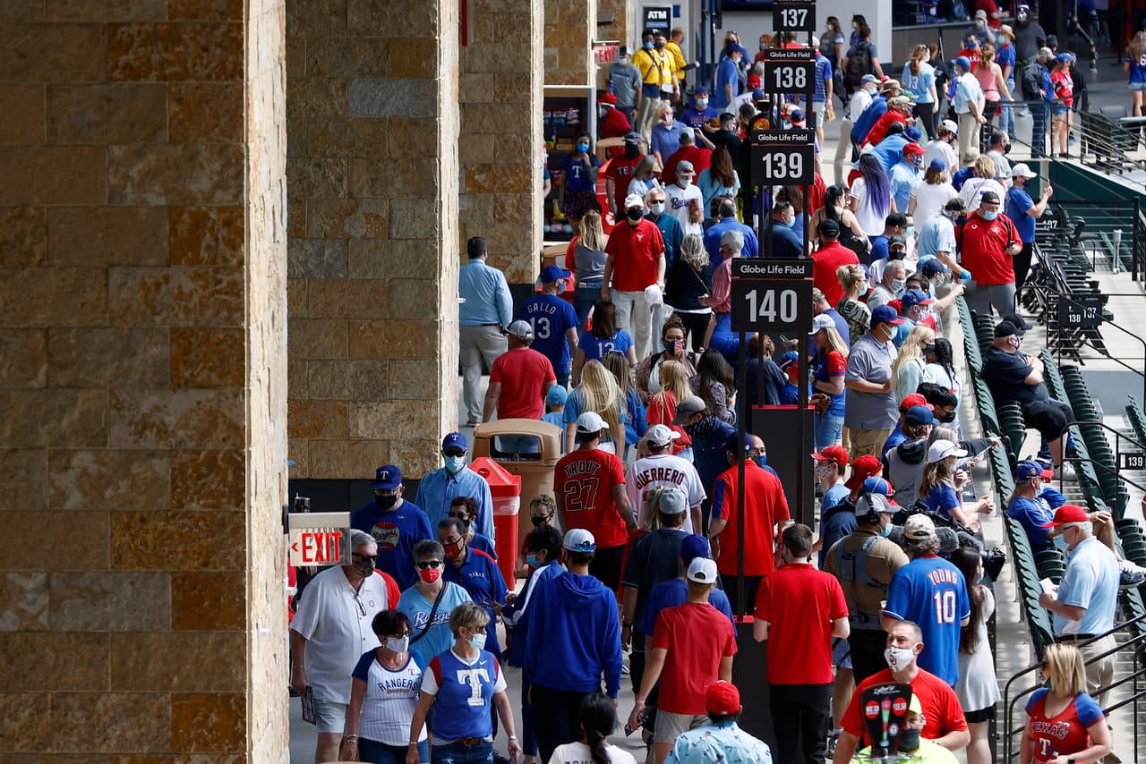 Los 37,238 asistentes llenaron el estadio Globe Life Field para presenciar el Blue Jays vs. Rangers Texas en tiempos de coronavirus.