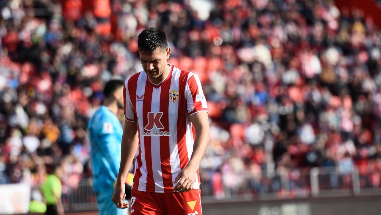 ¿Lesión o exhibido? César Montes es sustituido en Almería 'tempranamente'