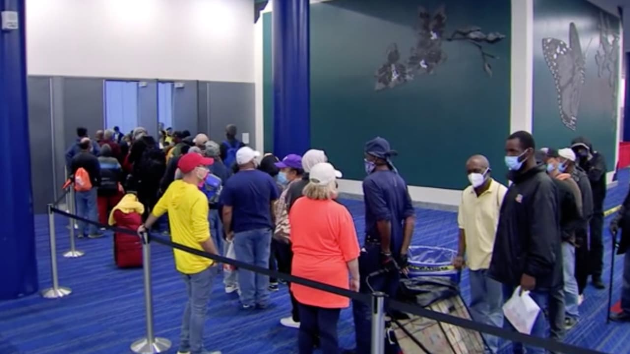 El Súper Banquete de Acción de Gracias se considera la distribución de comidas y pavos más grande del país.