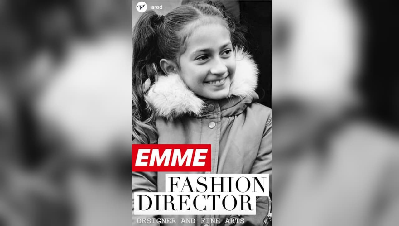 Su gemela,
<b><a href="https://www.univision.com/entretenimiento/de-tal-palo-tal-astilla-hija-de-jlo-se-lucio-en-el-coro-de-navidad-video">Emme Maribel, </a></b>es la directora y diseñadora de modas.