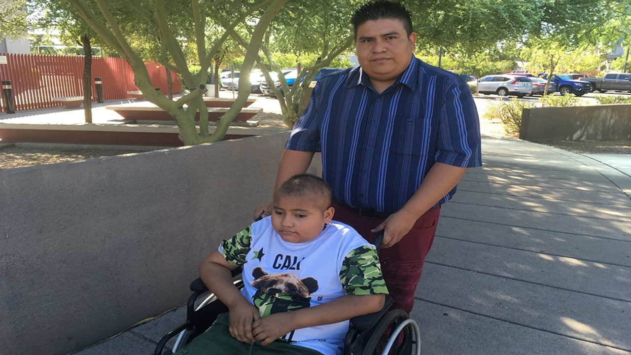 Un padre y su hijo diagnosticados con cáncer a puertas de ser deportados