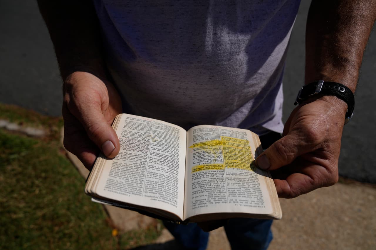 John Powers, de 44 años, de Jacksonville,
<a href="https://www.univision.com/temas/texas">Texas</a>, lee en silencio un pasaje de una Biblia traído por otro manifestante en contra el aborto, frente al Hope Medical Group for Women, el pasado sábado 9 de octubre de 2021, en Shreveport, Louisiana. Powers dijo que normalmente realiza el viaje de casi dos horas dos veces al mes con el objetivo de que cualquier mujer cambie de opinión. En los 13 años que ha estado protestando fuera de las clínicas, dice que ha convencido con éxito a dos mujeres de que no sigan con sus abortos.