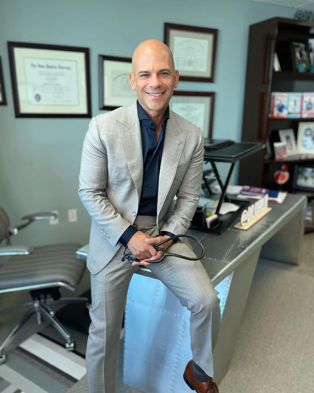 Gozando del sol y el mar: las vacaciones del Dr. Juan con su esposa e hijos en España