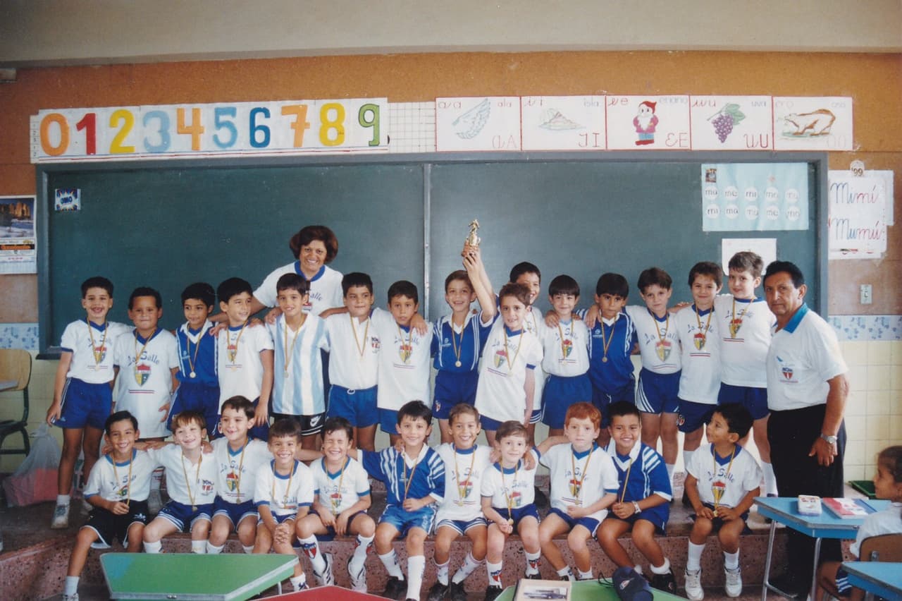 Amable, respetuoso y realista son 3 palabras que describen a este chico de Bolivia. Luis quiere hacer música romántica, ayudar a jóvenes con talento e inspirar a los demás a cumplir sus sueños.