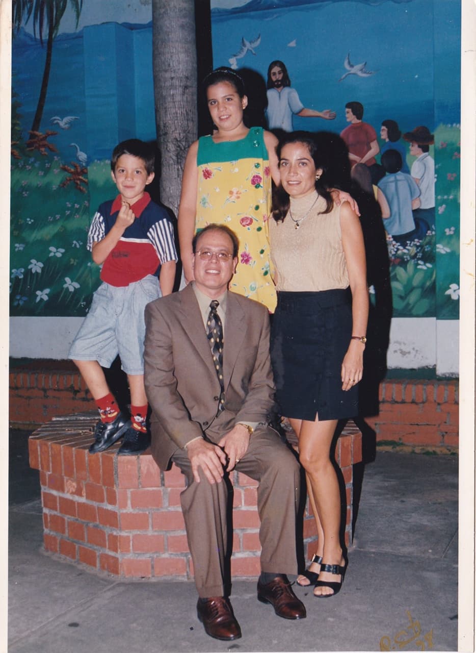 Amable, respetuoso y realista son 3 palabras que describen a este chico de Bolivia. Luis quiere hacer música romántica, ayudar a jóvenes con talento e inspirar a los demás a cumplir sus sueños.