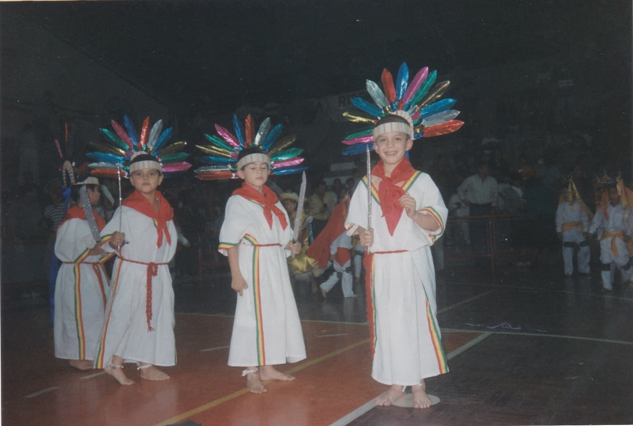 Amable, respetuoso y realista son 3 palabras que describen a este chico de Bolivia. Luis quiere hacer música romántica, ayudar a jóvenes con talento e inspirar a los demás a cumplir sus sueños.