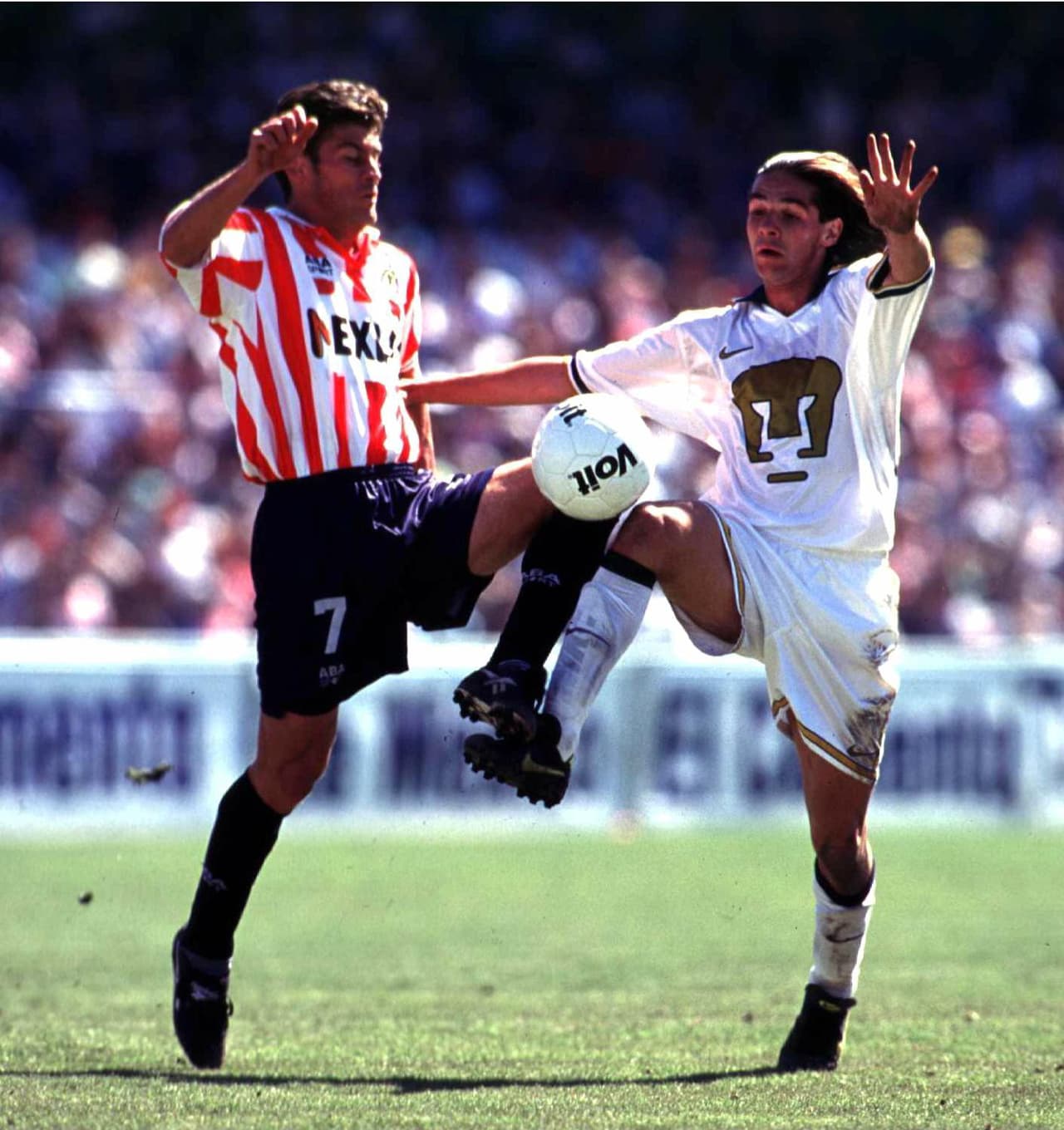 Pero en la fase creativa del medio campo también tenían a un cerebro futbolístico como Ramón Ramírez.