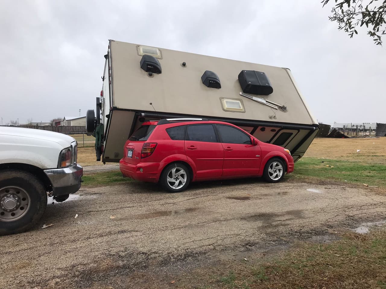 Vecinos en Joshua se levantaron con la amenaza de fuertes vientos.