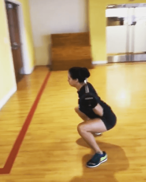 Haciendo sentadillas mientras escucha al Komander.